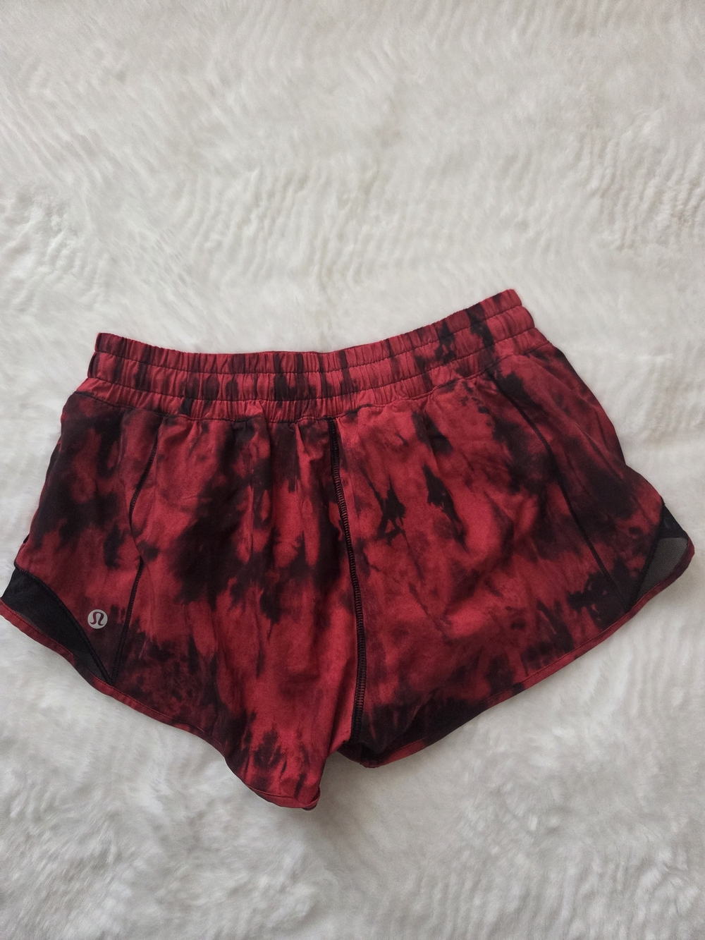 Lululemon    Hatty Hot Short Red Tie-Dye Sz 6 2.5" Low Ride